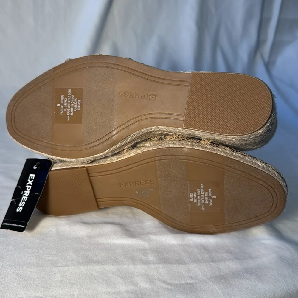 NWT Express black/tan snake print wedge sandals. Size 9. Fabric uppers.